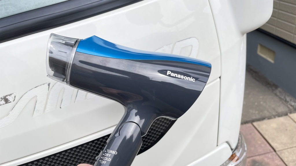 ちょっと色味が浮いている新型カムロードのフロントロゴステッカーの剥がし方 Nomad Vanlife