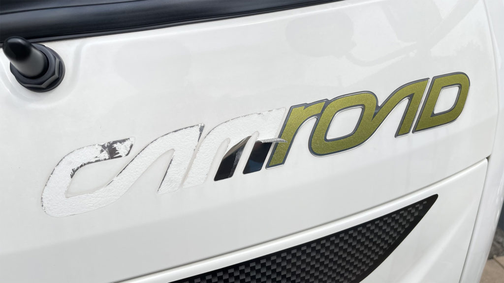 ちょっと色味が浮いている新型カムロードのフロントロゴステッカーの剥がし方 Nomad Vanlife